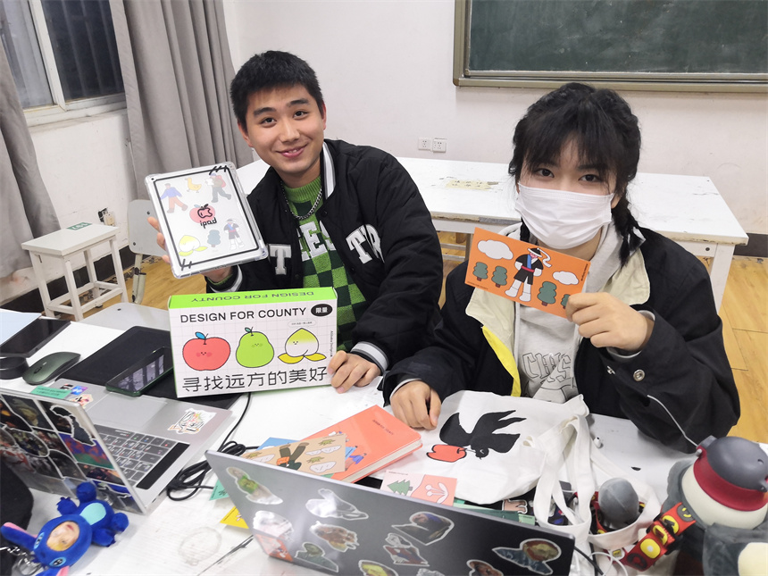 學(xué)生們曬自己設(shè)計的公益作品。