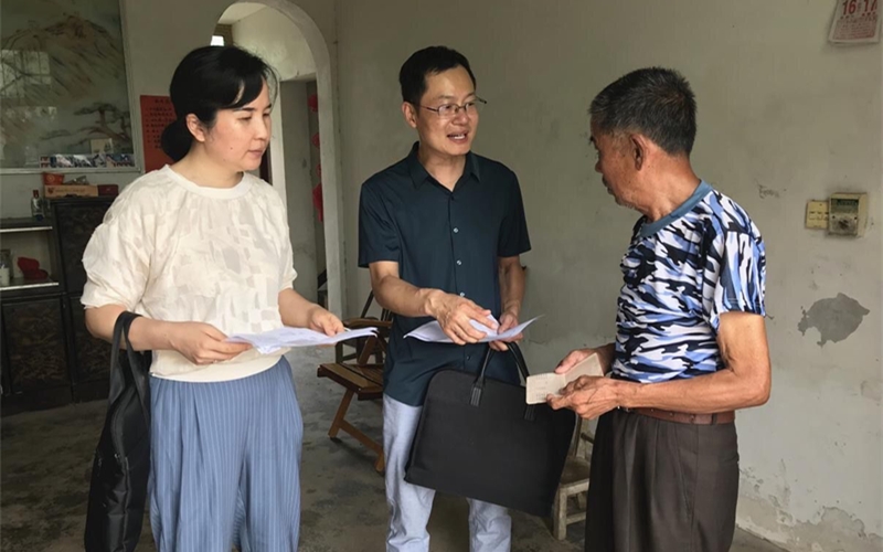 漢川市專項督導組到灣潭鄉(xiāng)灣潭村入戶檢查“一卡通”發(fā)放情況