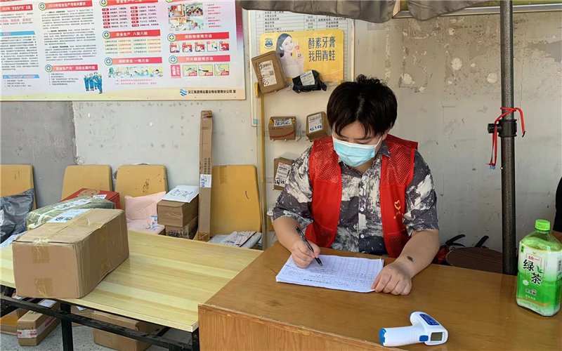 大學生志愿者在小區(qū)參與疫情防控值守。