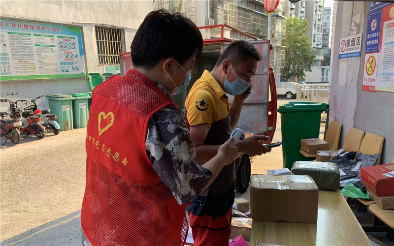 大學生志愿者正在對快遞員進行體溫檢測。