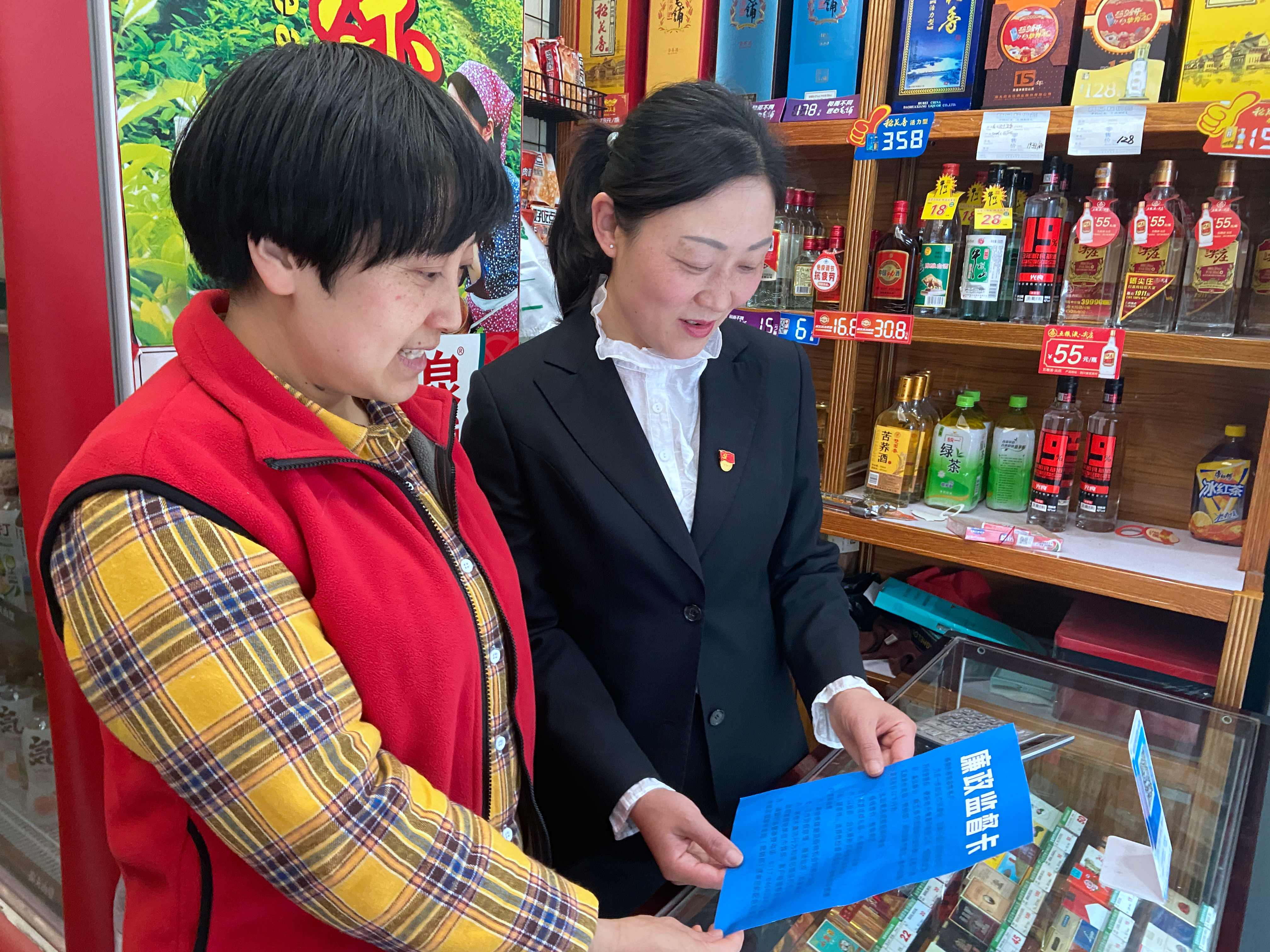 向零售商戶發(fā)放廉政監(jiān)督卡，暢通群眾監(jiān)督渠道