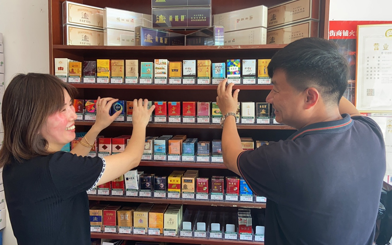 工作人員幫助工業(yè)園大街客戶進(jìn)行商品陳列。