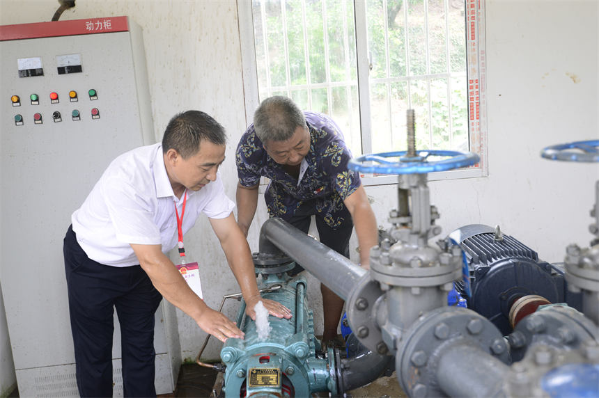 人大代表組織抗旱志原服務(wù)隊(duì)為村民干枯的茶葉抽水抗旱。