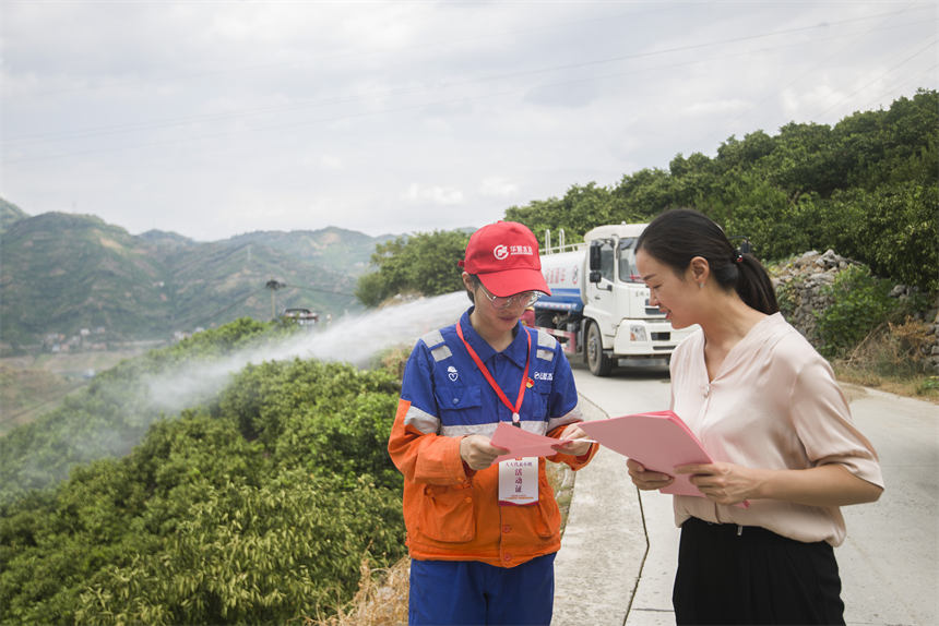 人大代表組織抗旱志原服務(wù)隊(duì)為村民干枯的茶葉抽水抗旱。