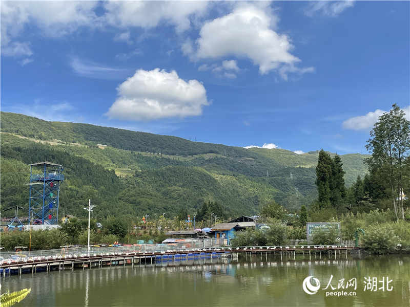 3.利川市汪營鎮(zhèn)齊躍橋村童話小鎮(zhèn)青山綠水，讓人記得住鄉(xiāng)愁。人民網(wǎng) 周恬攝