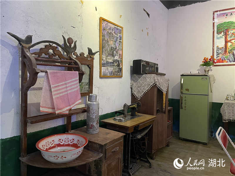 6.利川市汪營鎮(zhèn)齊躍橋村童話小鎮(zhèn)“1980街區(qū)”展示的老舊物件。人民網(wǎng) 周恬攝