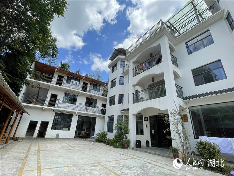 利川市柏楊壩鎮(zhèn)欄堰村的一家私人民宿，今年夏天住滿了避暑游客。人民網(wǎng) 周恬攝