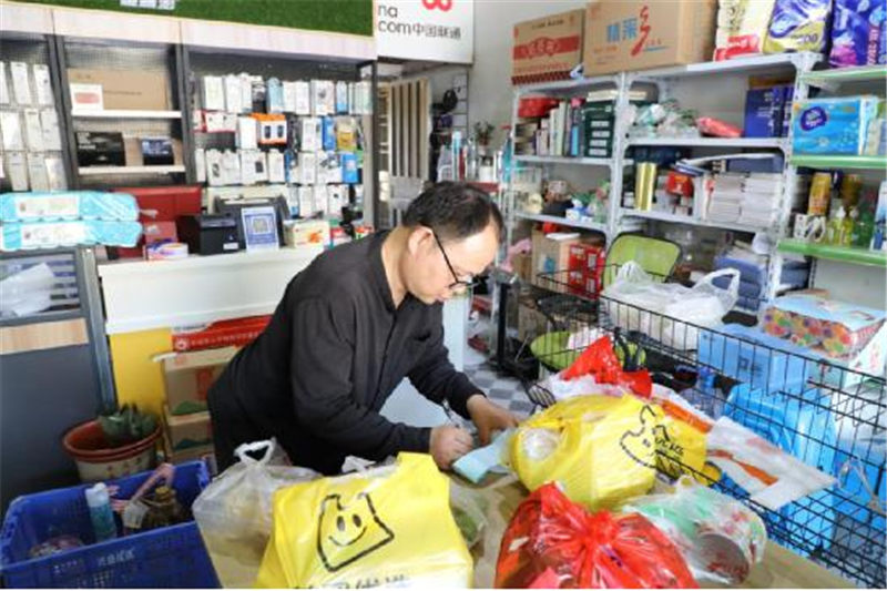 彭小松整理貨物。