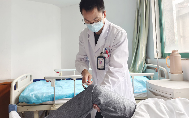 神經(jīng)內(nèi)科醫(yī)生在為患者檢查。