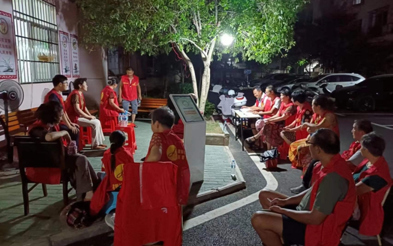 板凳會(huì)議討論社區(qū)文明創(chuàng)建。朱東方攝