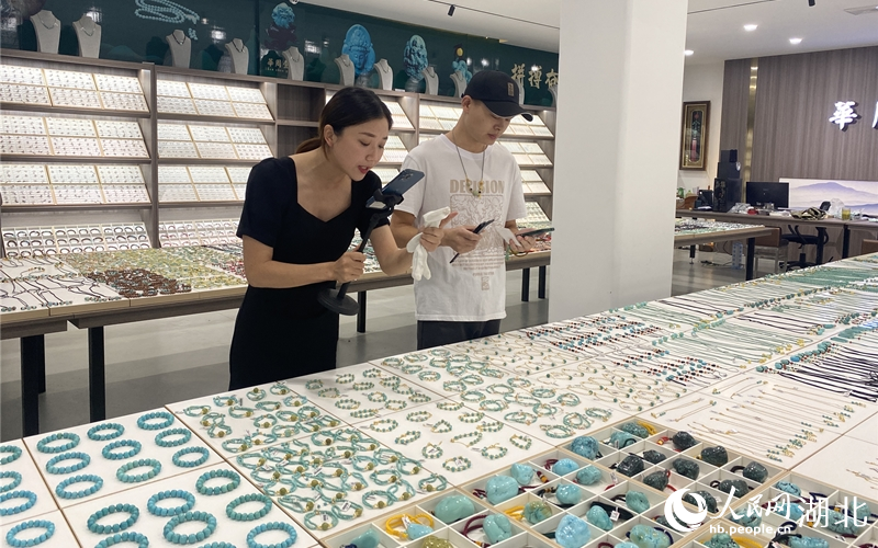 主播正在直播銷售綠松石飾品。人民網(wǎng) 張沛攝
