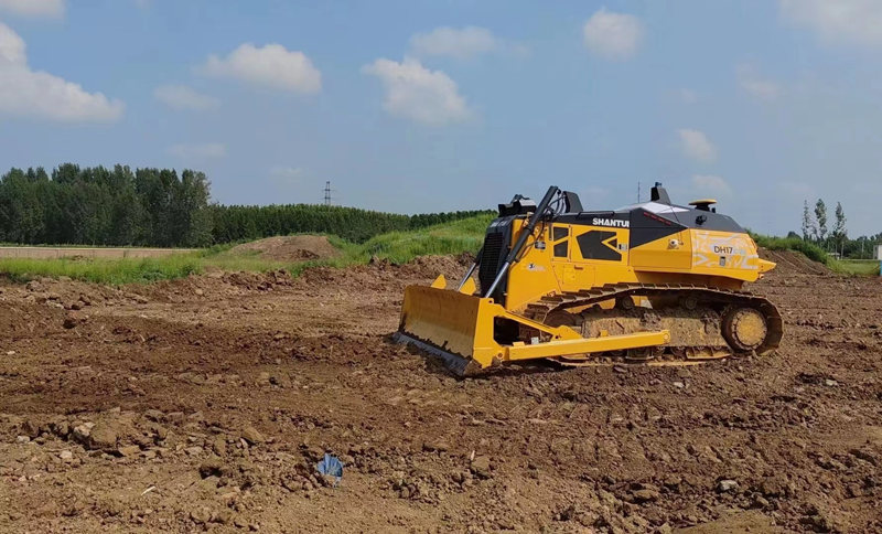 測(cè)試中的無(wú)人駕駛推土機(jī)DH17C2U,國(guó)家數(shù)字建造技術(shù)創(chuàng)新中心供圖。