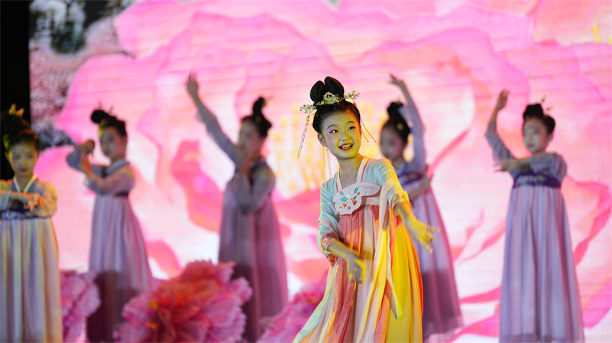 活動(dòng)現(xiàn)場(chǎng)，精彩絕倫的節(jié)目贏得現(xiàn)場(chǎng)觀眾陣陣掌聲。劉濤攝