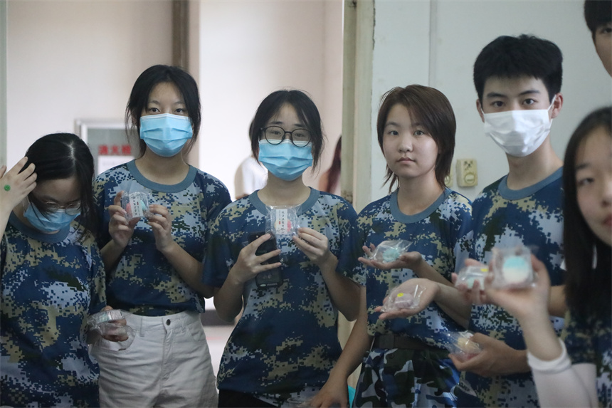 新生們自己制做的月餅。