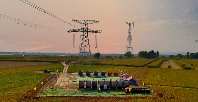 跨越漢江架線施工設(shè)備場(chǎng)。李健波攝