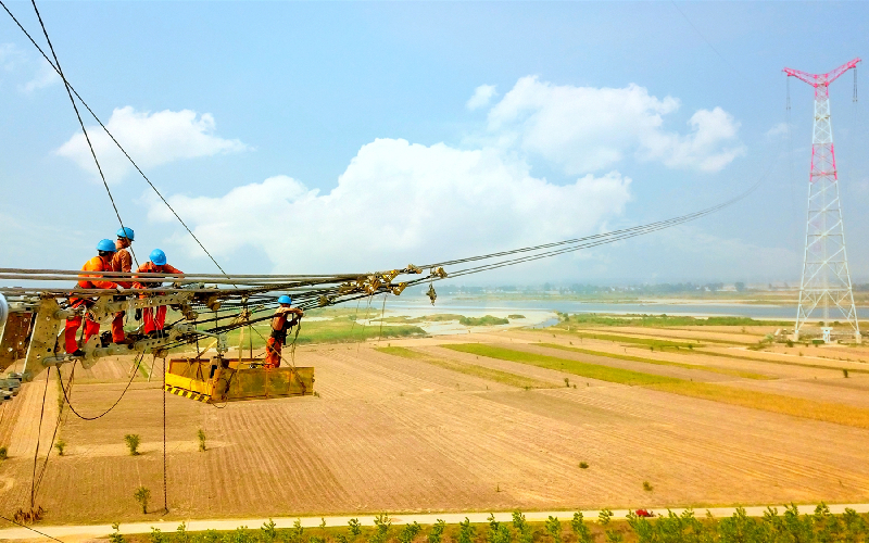 施工人員高空緊掛線作業(yè)。李健波攝