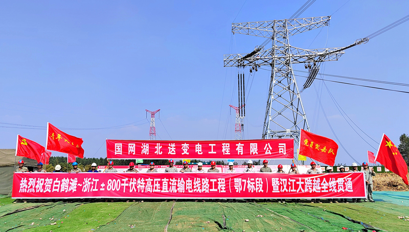 施工人員慶?？鐫h江段貫通。李健波攝