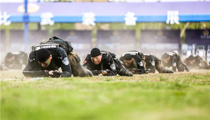 武漢警方舉行練兵比武暨社會面巡控一級勤務(wù)啟動儀式。