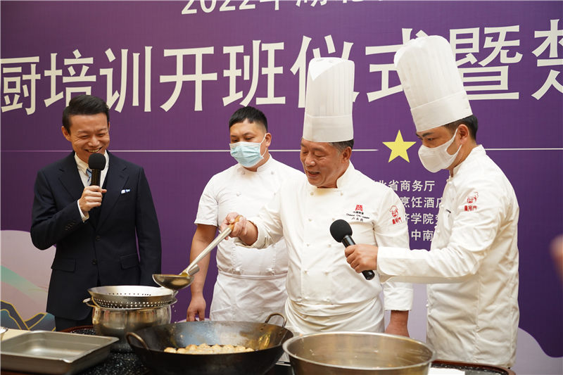 盧永良大師實(shí)操授課--湖北肉圓制作。徐蕾攝