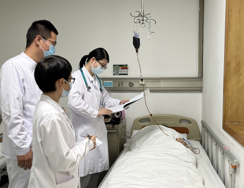 血液科醫(yī)生正在查房。