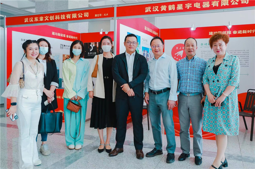 湖北省企業(yè)國(guó)際合作協(xié)會(huì)與香港貿(mào)發(fā)局、澳門貿(mào)易投資促進(jìn)局局人員在展覽現(xiàn)場(chǎng)。湖北省企業(yè)國(guó)際合作協(xié)會(huì)供圖