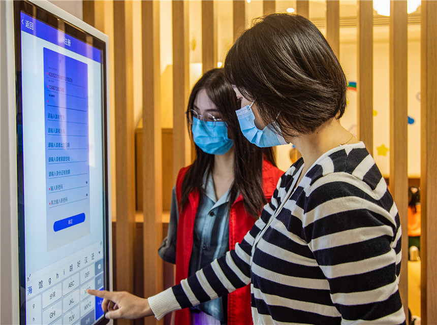 9月27日，讀者在秭歸縣樂莫樂兮城市書房自助辦證借還設(shè)備上借閱圖書。