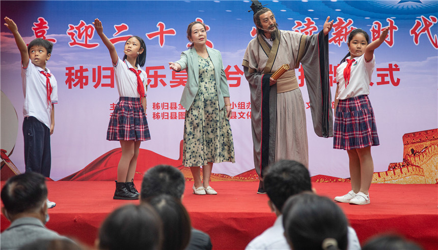 9月27日，一位“屈原的扮演者”在樂莫樂兮城市 書房前為讀者表演。