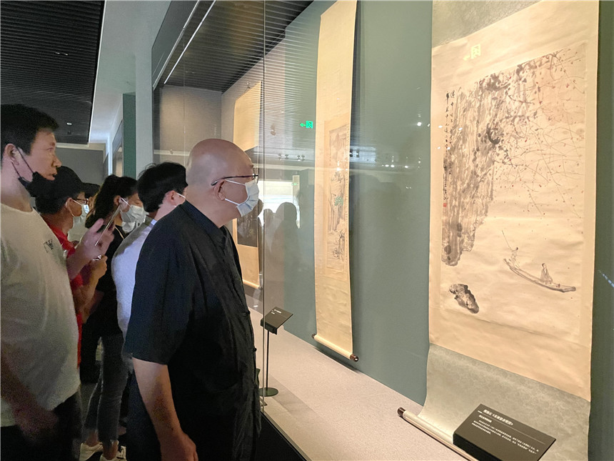 觀眾爭相一睹名家作品風(fēng)采。