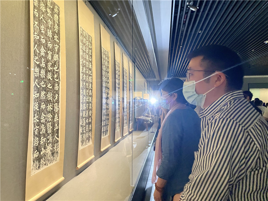 觀眾爭相一睹名家作品風采。