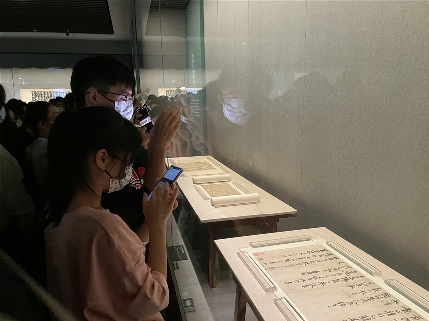 觀眾爭相一睹名家作品風(fēng)采。