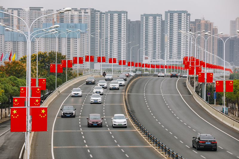 “十一”期間10萬面國旗扮靚武漢。