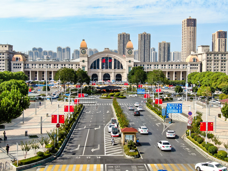 “十一”期間10萬面國旗扮靚武漢。