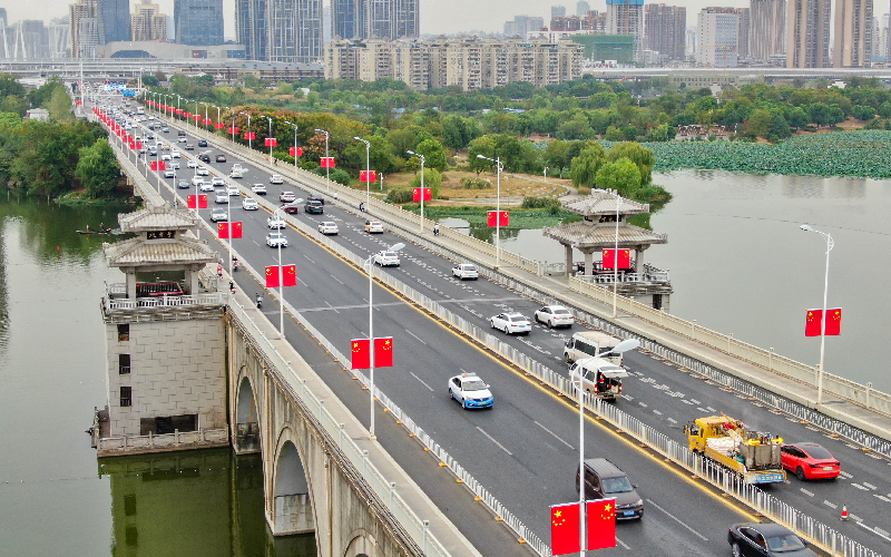 “十一”期間10萬面國旗扮靚武漢。