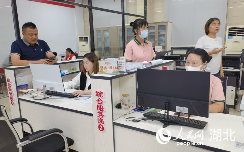 咸安區(qū)溫泉街道十六潭社區(qū)便民下沉服務(wù)點(diǎn)。周雯攝