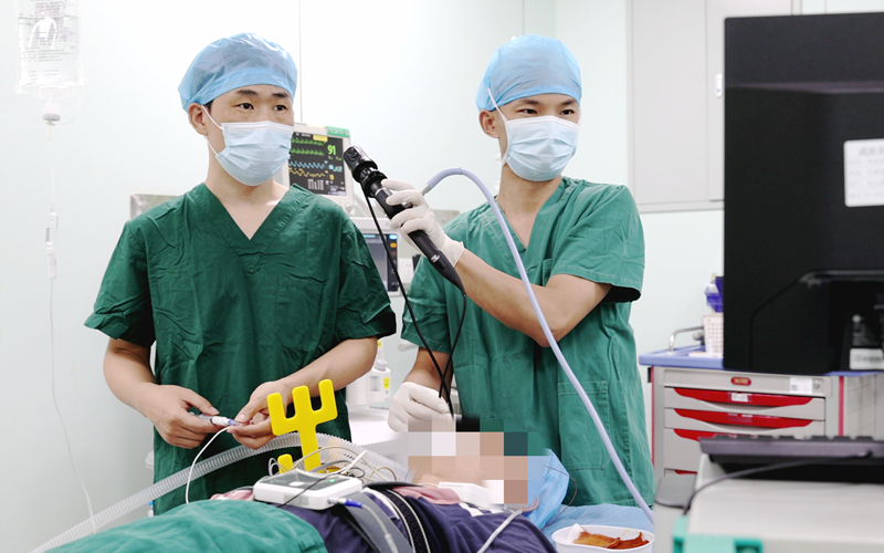 患者在無痛診療中心接受藥物誘導(dǎo)睡眠上氣道動態(tài)內(nèi)鏡檢查。