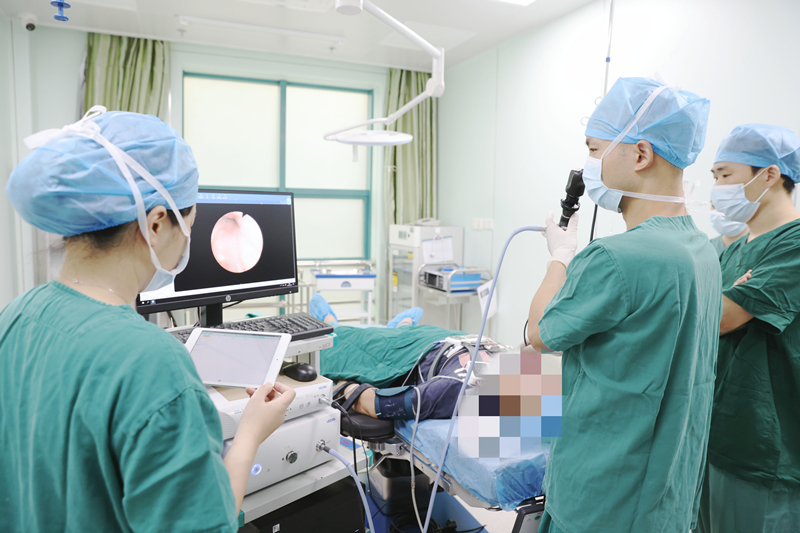 譚健醫(yī)生在患者睡眠狀態(tài)下進(jìn)行上氣道動態(tài)內(nèi)鏡檢查氣道情況。