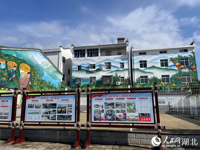 村里的手繪墻。人民網(wǎng) 周倩文攝