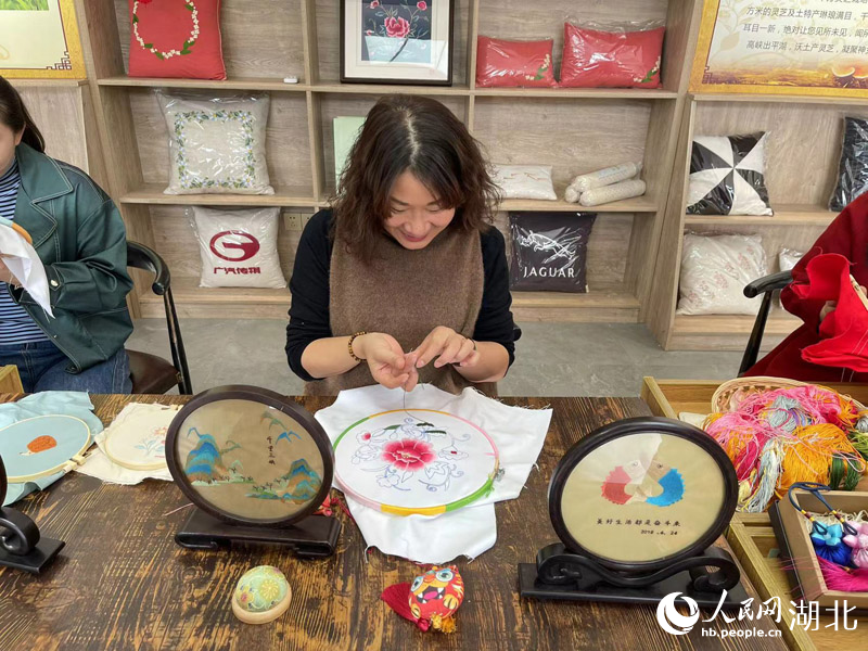 謝蓉正在繡牡丹花。人民網(wǎng) 周倩文攝