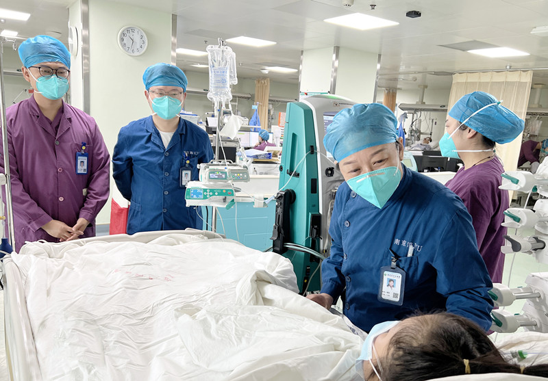武漢市中心醫(yī)院重癥醫(yī)學科團隊在查看患者情況。