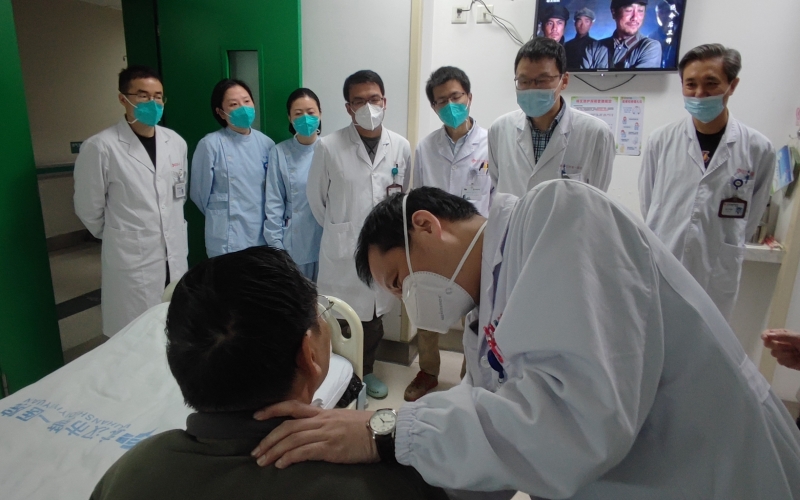 泌尿外科袁敬東、周高峰帶領(lǐng)手術(shù)團隊查房。代雨朦攝