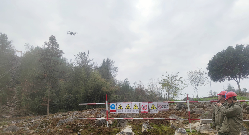 運(yùn)用無人機(jī)對現(xiàn)場開展巡查。