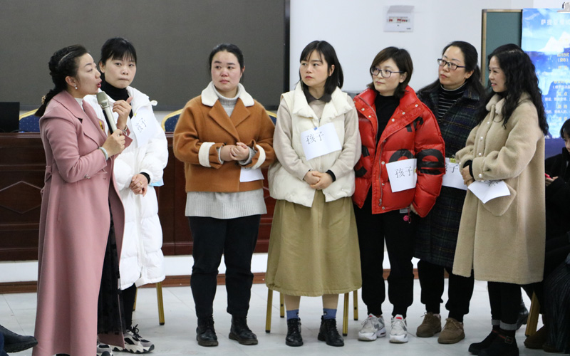 在家長(zhǎng)學(xué)校會(huì)上，老師向家長(zhǎng)宣講家風(fēng)建設(shè)。