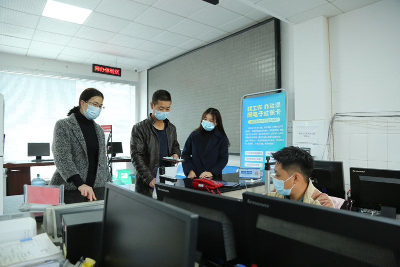督查組在曲江鎮(zhèn)便民服務(wù)中心開展體驗式督查