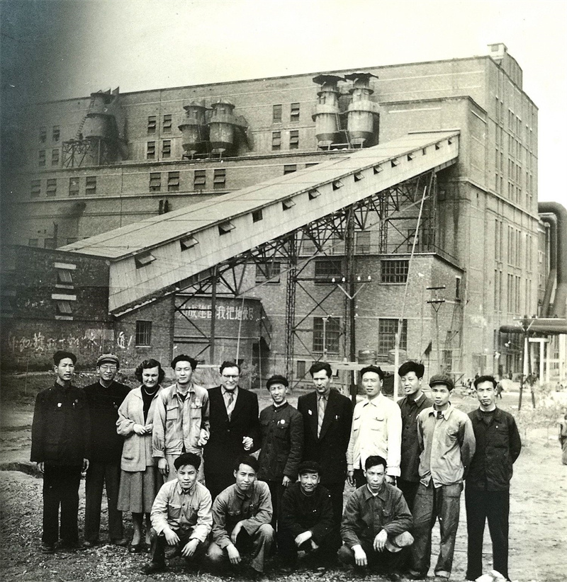 1956年，和專家一起在青山熱電廠。