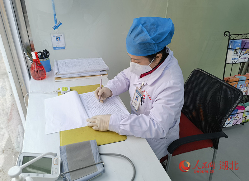 基層醫(yī)生伍玉霞正在查看居民健康信息。人民網(wǎng) 周雯攝