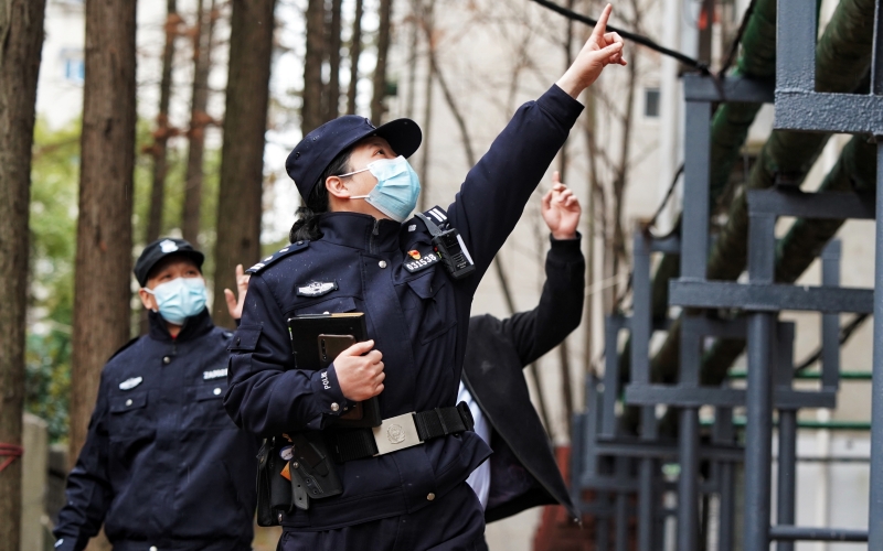 全凌雅在小區(qū)巡查。孫遜攝