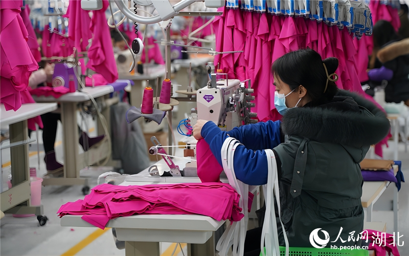 準者體育用品有限公司車間里忙碌的工人。人民網(wǎng)王郭驥攝