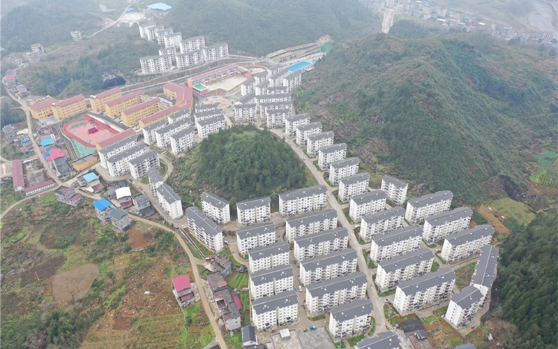 酉水情易地扶貧搬遷安置小區(qū)航拍。明清江攝