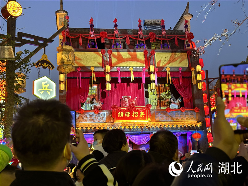 “木蘭不夜城”互動演出吸引眾多游客觀看。人民網(wǎng) 張沛攝