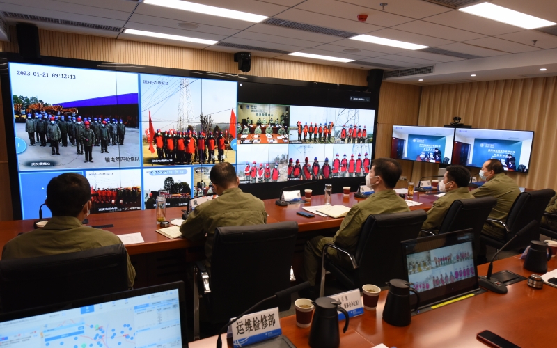 國網(wǎng)湖北送變電公司應(yīng)急指揮中心指揮現(xiàn)場。鄒小民攝